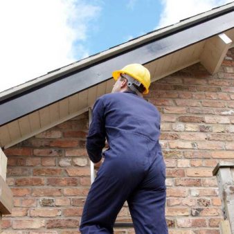 Un inspecteur examine le toit d'une maison