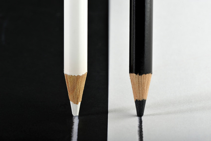 Opposite colored pencils to draw a line in parallel