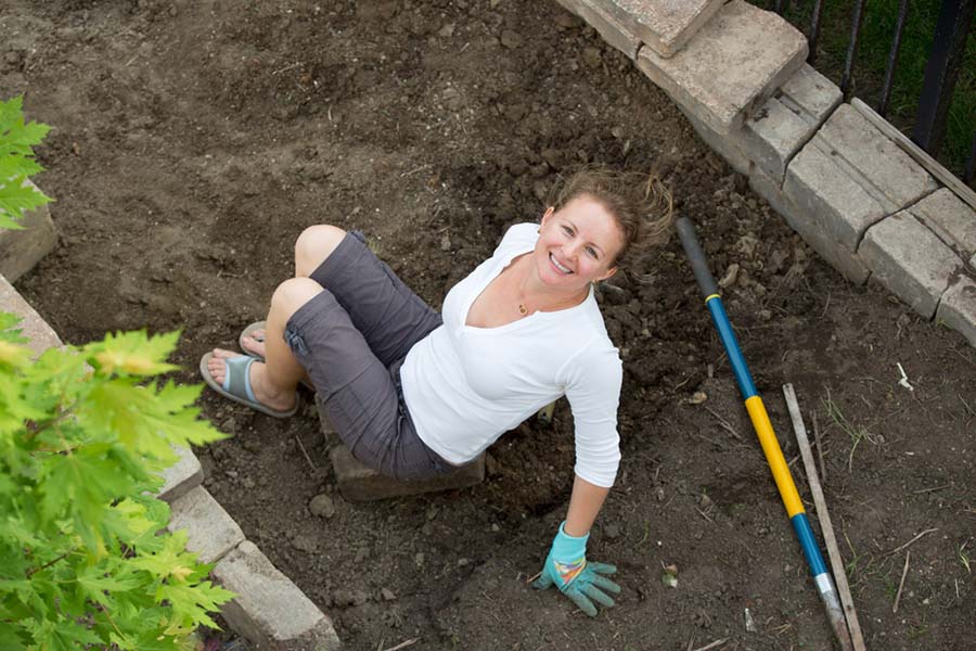 Femme en train de travailler la terre