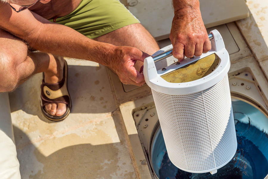 Person cleans a filter from a swimming pool