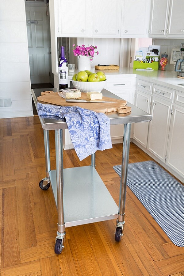 Table de cuisine étroite pour le centre d’une petite cuisine