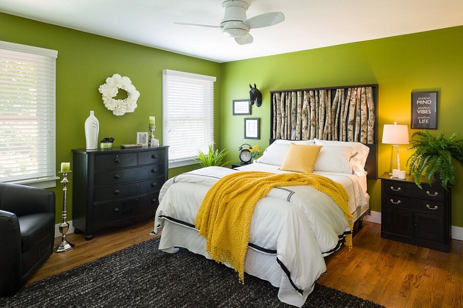 Bedroom with open centre area, earth colours and bright yellows