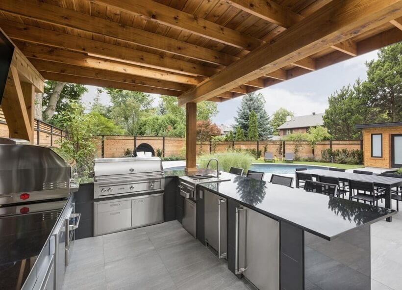 Clean outdoor kitchen beside the home