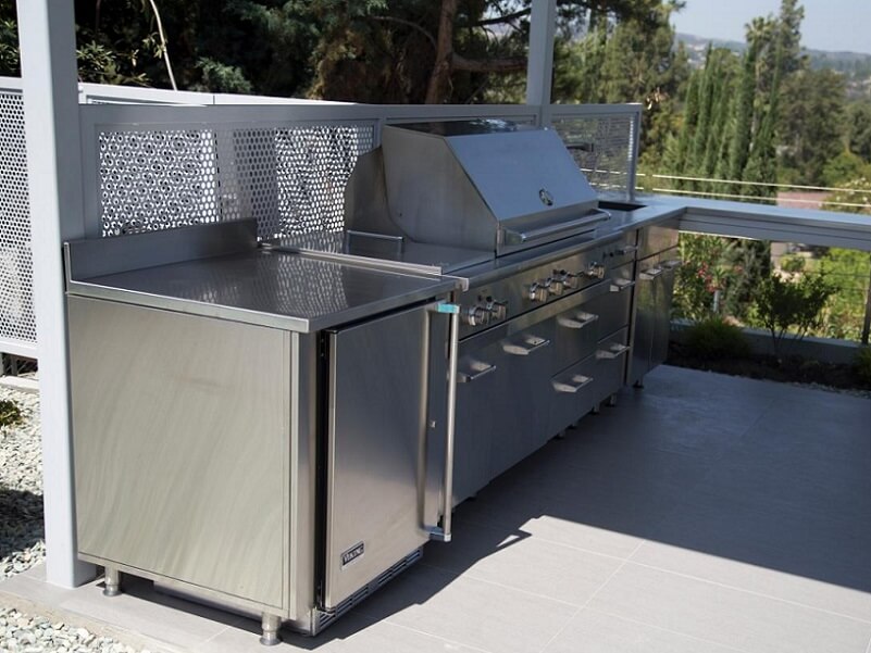 Large grill area for outdoor kitchen