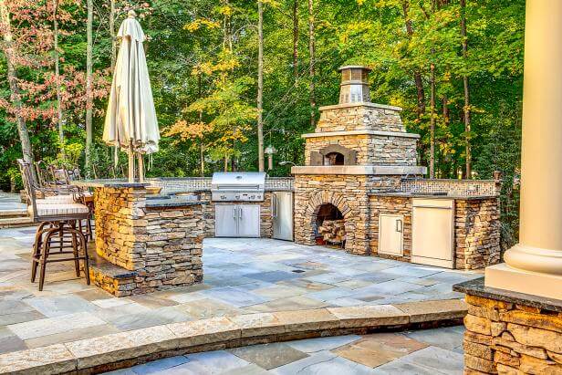 Beautiful stone outdoor kitchen backsplash