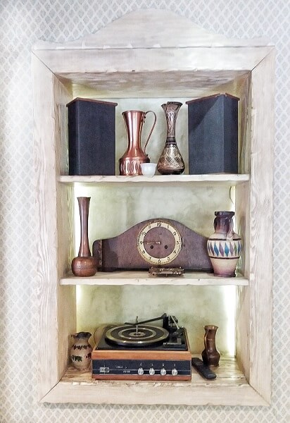 Small shelf with antiques