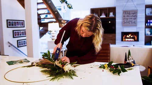 Lisa Moody putting together a modern Christmas wreath