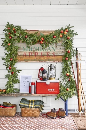 Outdoor garland display with apples