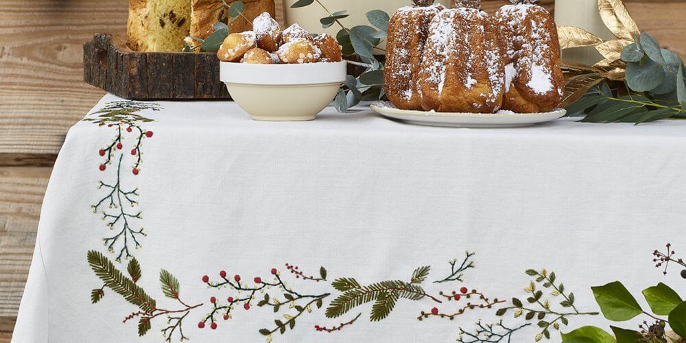 Nappe blanche avec motifs de Noël