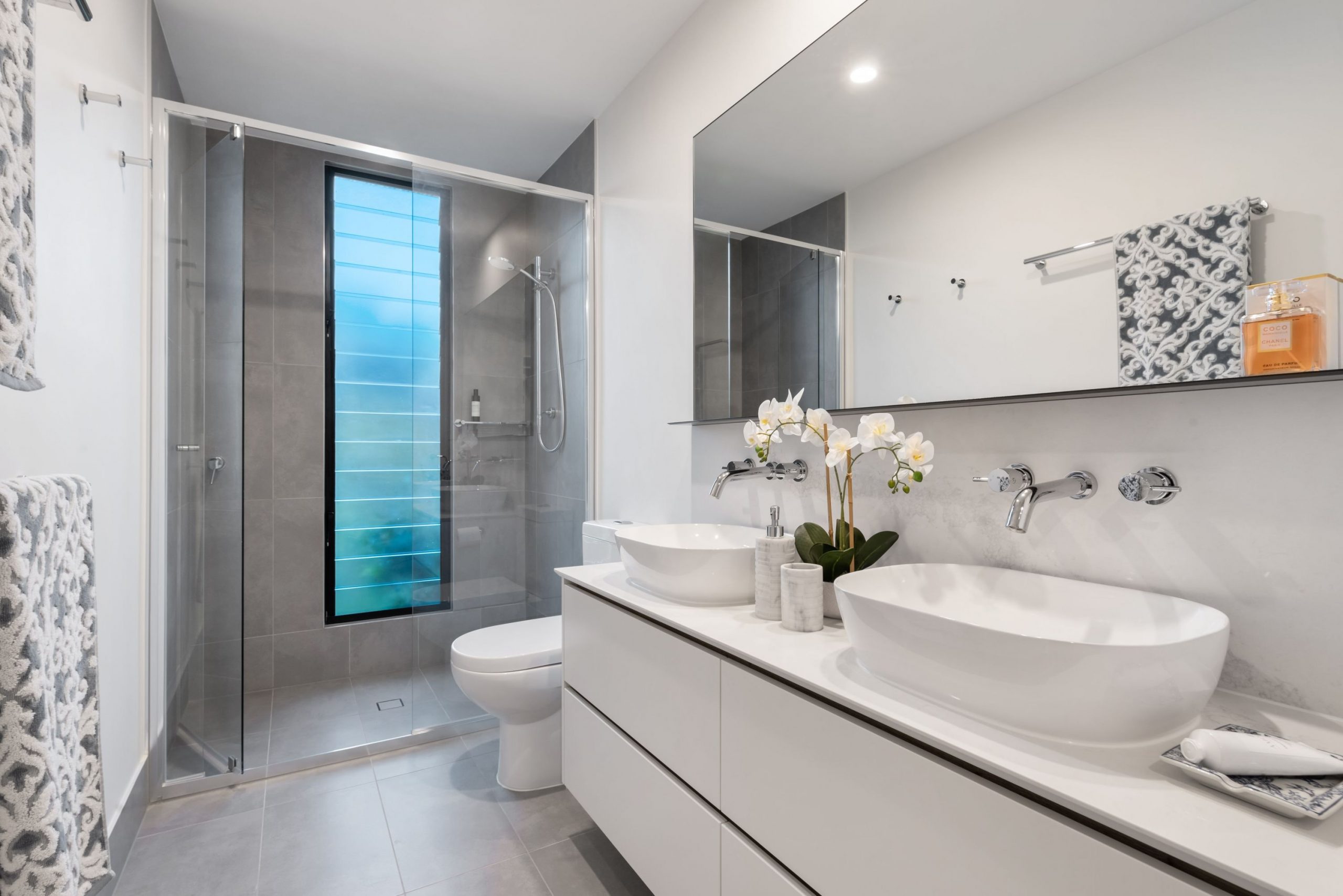 A bathroom with light, neutral colours