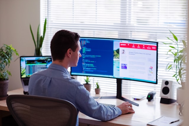 Un homme travaille à son bureau à domicile