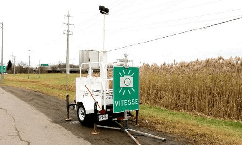 Un appareil de radar photo mobile au bord d’une autoroute au Québec