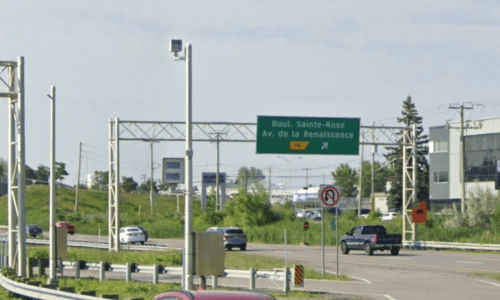 Un appareil de radar photo fixe au bord d’une autoroute au Québec