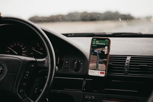 Thumbnail showing a smartphone mounted on the dashboard of a vehicle